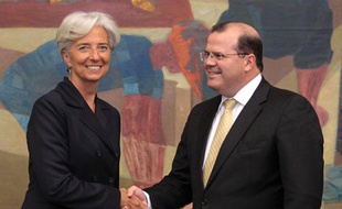 La ministre de l'Economie, Christine Lagarde, avec le président de la Banque centrale du Brésil, Alexandre Tombini, à Brasilia le 31 mai 2011.
