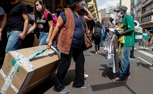 Des vendeurs dans les rues de Sao Paulo, le 1er septembre 2020.