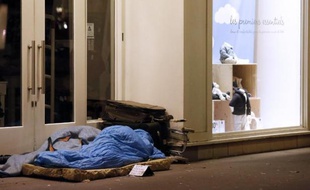 En 2012 la France comptait 112.000 SDF, dont 31.000 enfants, dans les moyennes et grandes agglomérations, un chiffre en hausse de 44% en 11 ans, selon l'Insee