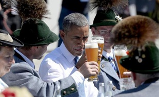 Le président Obama partage une bière avec des locaux à Kruen près de Garmisch-Partenkirchen, le 7 juin 2015 avant l'ouverture officielle du G7