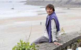 Loin de l'agitation médiatique, Nicolas Hulot profite des charmes de la côte d'Emeraude depuis sa villa qui surplombe la plage de Saint-Lunaire.