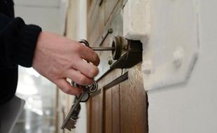 A la suite d'une erreur de procédure judiciaire à cause d'un fax, une femme détenue à Epinal (Vosges), soupçonnée d'avoir livré sa fille à un pédophile, a été remise en liberté jeudi, a-t-on appris de source proche du dossier.