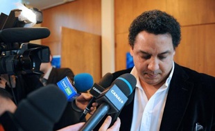 Le président de Biarritz (Top 14) Serge Blanco a évoqué vendredi un possible report du derby basque face à Bayonne qui doit avoir lieu samedi 5 novembre au stade Anoeta de Saint-Sébastien, en raison de l'épidémie d'oreillons (parotidite) qui a frappé les joueurs de Lyon, dernier adversaire du BO.