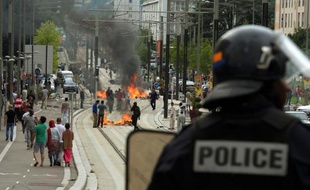 Un policier près de barricades en feu à Sarcelles le 20 juillet 2014