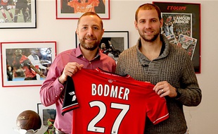 Mathieu Bodmer et son nouveau maillot prennent la pose avec le président de l'EAG, Bertrand Desplat.