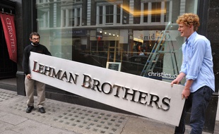 L'enseigne de Lehman Brothers aux enchères chez Christie's en 2010.