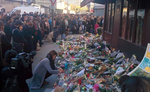 Le 15 novembre 2015 à Paris, des hommages sont rendus devant les terrasses visées par les attentats.