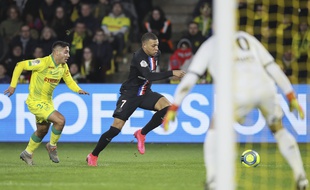 Prado face à la vitesse de Mbappé.