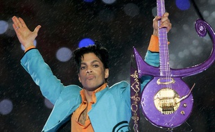 Le chanteur Prince à la mi-temps du Super Bowl, en 2007.