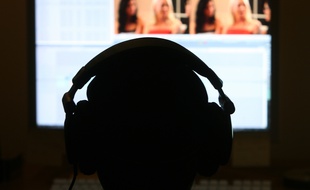 Un homme regarde une vidéo pornographique sur son écran.