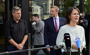 La cheffe de file des Verts, Annalena Baerbock, en blanc, devant le chef des libéraux, Chistian Lindner.