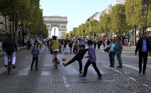 Des enfants jouent sur les Champs-Elysées lors de l'opération «Journée sans voitures».