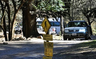 Une voiture transportant le juge Martin Perez, chargé de l'affaire des Françaises tuées en Argentine, emprunte le chemin de randonnée de San Lorenzo où ont été retrouvés les corps des deux touristes, le 4 août 2011.