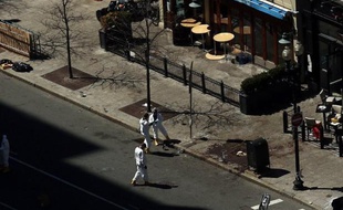 Quarante-huit heures après le double attentat qui a endeuillé le célèbre marathon de Boston, les enquêteurs américains ont désormais en leur possession les images d'un suspect, mais ont démenti mercredi toute arrestation.