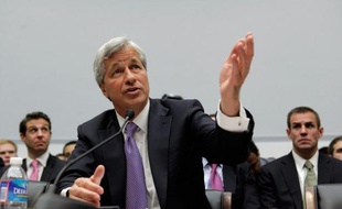 Les traders de JPMorgan Chase à l'origine d'une perte d'au moins 2 milliards de dollars ne comprenaient pas les risques qu'ils prenaient et la stratégie qu'ils suivaient était mal pilotée, a affirmé Jamie Dimon, PDG de la banque américaine, devant une commission parlementaire mardi.