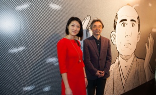 Fleur Pellerin, alors ministre de la Culture, avec Jirô Taniguchi, lors du 42e Festival de la bande-dessinée d'Angoulême, en janvier 2015.