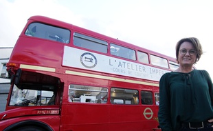 Anne-Christine Chartin devant son Atelier Impérial, un atelier de couture installé dans un bus anglais.