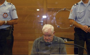 Emile Louis, le 10 octobre 2005, dans le boxe des accusés à la cour d'assises des Bouches-du-Rhône à Aix-en-Provence.