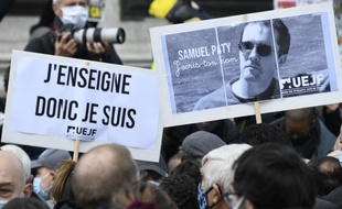 Le portrait de Samuel Paty lors d'une manifestation à Paris, place de la République, le 18 octobre 2020.
