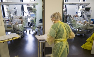 Des patients en soins intensifs à l'hôpital de Colmar, le 26 mars 2020.