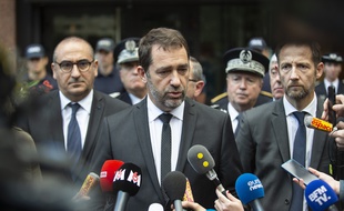 Soixante douze heures après l'explosion de Lyon, Christophe Castaner, ministre de l'Intérieur a affirmé qu'il n'y avait aucune certitude concernant le profil et les motivations du principal suspect.