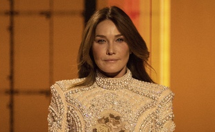 Carla Bruni défile pour Balmain le 29 septembre 2021.