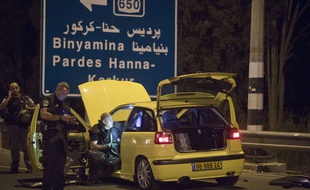 Inspection d'une voiture utilisée dans des violences à Hadera le 11 octobre 2015.