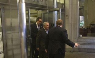 Dominique Strauss-Kahn, à la sortie de sa résidence new-yorkaise où il a été placé en résidence surveillée, le 25 mai 2011.