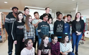 Grand Corps Malade et Mc Solaar ont animé un atelier de slam à Bron auprès de collégiens migrants.