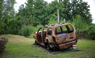 Une voiture incendiée (illustration).