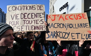 Des centaines d'étudiants se sont rassemblés ce mardi matin devant le Crous de Lyon après l'immoaltion d'un des leurs, toujours entre la vie et la mort ce 12 novembre 2019.
