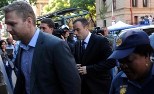 L'athlète paralympique Oscar Pistorius lors de son arrivée au tribunal de Pretoria, le 10 avril 2014, où il est jugé pour le meurtre de sa petite amie Reeva Steenkamp