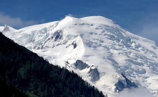 Un gardien de refuge qui rejoignait à peau de phoque son refuge avec son fils, dans la vallée des Avals à Courchevel (Savoie), a trouvé la mort vendredi dans une avalanche, a-t-on appris auprès du peloton de gendarmerie de haute montagne (PGHM), confirmant une information du Dauphiné libéré.