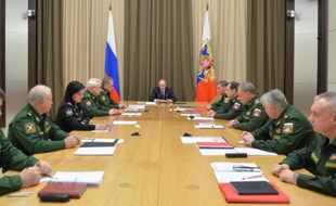 Le président russe Vladimir Poutine, le 13 novembre 2015, en réunion avec les responsables des forces armées russes à Sochi