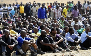 La présidence sud-africaine a demandé à l'opérateur Lonmin de la mine de Marikana, où 34 grévistes ont été tués par la police la semaine dernière, de suspendre son ultimatum fixé à mardi pour la reprise du travail.