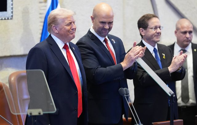 Ovationné par le Parlement, Donald Trump a salué la fin d’un « long cauchemar » pour les Israéliens et les Palestiniens. Il a aussi proposé au président Isaac Herzog (à droite sur la photo) de gracier son Premier ministre Benyamin Netanyahou, poursuivi dans son pays pour corruption. « Les cigares et le champagne, franchement, qui s’en soucie ? », a notamment déclaré le républicain.