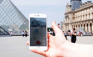 Pokemon GO face à la pyramide du Louvre à Paris. EVA FERRE MUR/SIPA