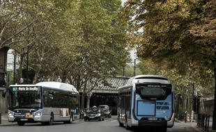 Le bus, nouveau lieu de rencontre à la mode pour les plus de 80 ans