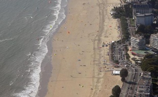 Un militant anti-mariage gay survole depuis une semaine les plages du littoral atlantique avec un ULM tractant une banderole appelant à la démission du président François Hollande, ont constaté des journalistes de l'AFP.