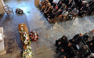 Evoquant sa gaieté, sa force, sa simplicité et son attachement à "ses" Cévennes, les villageois de Saint-André-de-Valborgne (Gard) ont rendu un dernier hommage à la comédienne Bernadette Lafont, décédée jeudi à Nîmes à lâge de 74 ans.