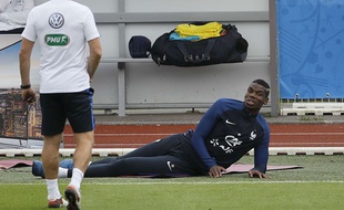 Deschamps et Pogba plaisantent lors d'un entraînement à Clairefontaine.