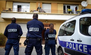Une femme de 59 ans a été retrouvée décapitée à son domicile à Saint-Fons, près de Lyon, vendredi matin et son fils a été placé en garde à vue, a-t-on appris de source proche de l'enquête.