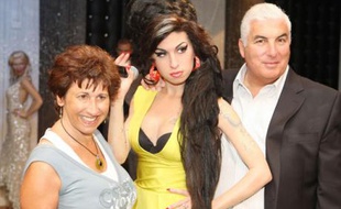 Janis et Mitch Winehouse aux côtés de la statue de cire représentant leur fille Amy inaugurée au musée de Madame Tussauds de Londres, le 23 juillet 2008.