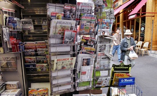 Un kiosque à journaux à Paris.