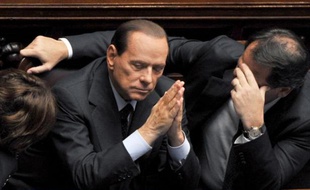 L'ancien chef du gouvernement italien Silvio Berlusconi, condamné lundi à sept ans de prison dans le procès Rubygate, dans lequel il était accusé d'abus de pouvoir et prostitution de mineure, a annoncé qu'il comptait "résister", réaffirmant "sa complète innocence".