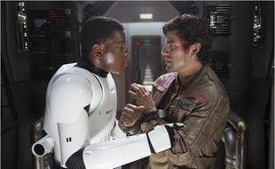 John Boyega et Chris Isaac dans Star Wars - Le Réveil de la Force