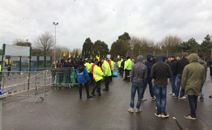 Les supporters sont restés bloqués par les CRS.