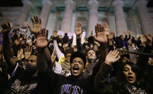 Des manifestants défilent à Washington, le 25 novembre 2014, pour protester contre le verdict du grand jury de Ferguson dans l'affaire de la mort de Michael Brown.