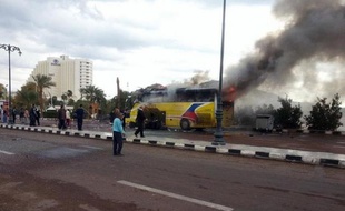 Une bombe visant un autobus de pèlerins chrétiens sud-coréens a fait quatre morts dimanche dans le Sinaï, dans le premier attentat contre des étrangers en Egypte depuis que l'armée a destitué le président islamiste Mohamed Morsi.