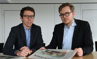 Journalistes allemands Bastian Obermayer (d) et Frederik Obermayer (g) le 7 avril à Munich dans le sud de l'Allemagne au siège du quotidien Süddeutsche Zeitung